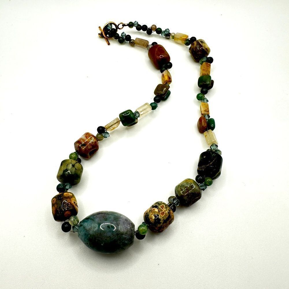 16” Agate stone and crystal‎ accent beaded necklace!